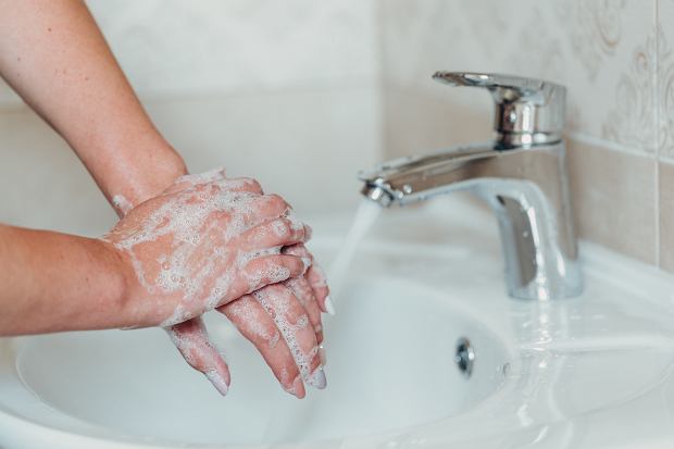 Mydła i spraye dezynfekujące - czy naprawdę działają?